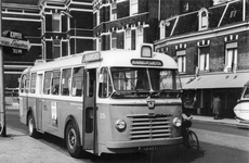 86144 Afbeelding van de Kromhout-Verheul autobus nr. 25 van het G.E.V.U. als Jaarbeursdienst op het Stationsplein te Utrecht.
